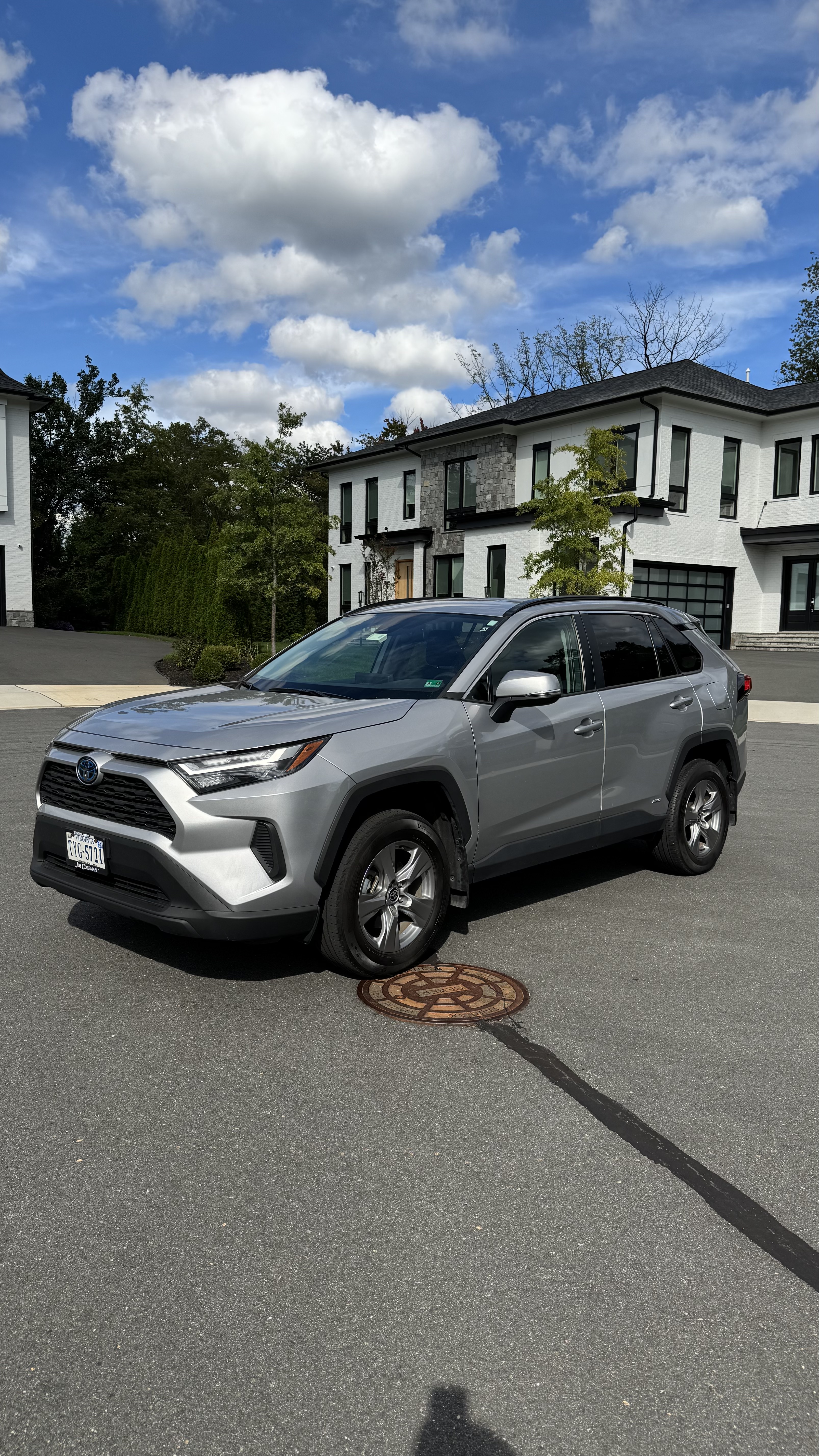 Used 2022 Toyota RAV4 XLE AWD/4WD image 1