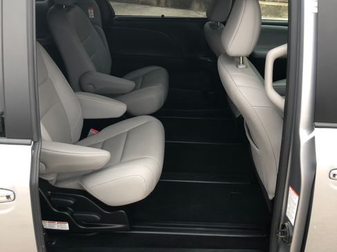 Used 2016 Toyota Sienna Limited Premium image 24