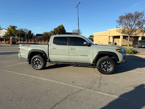 Used 2022 Toyota Tacoma TRD Off-Road w/ TRD Premium Off Road Package image 2