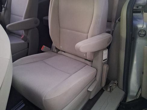 Used 2019 Kia Sedona L image 9