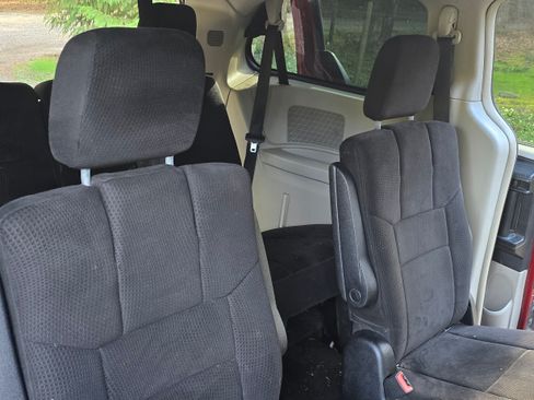 Used 2011 Chrysler Town & Country Touring w/ Driver Convenience Group image 12