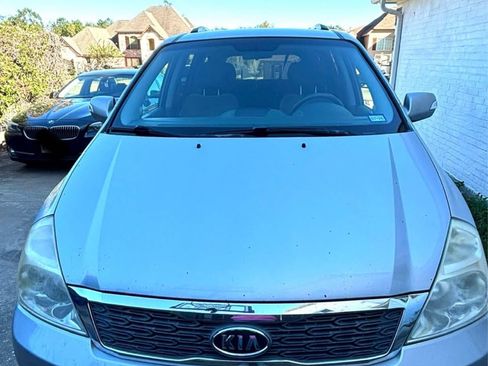 Used 2011 Kia Sedona LX image 4