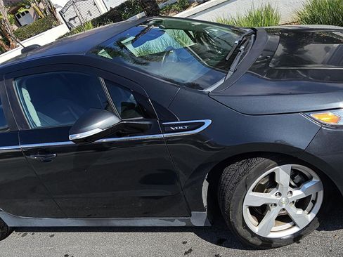 Used 2015 Chevrolet Volt Premium w/ Premium Trim Package image 2