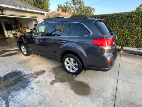 Used 2013 Subaru Outback 3.6R Limited w/ Moonroof Pkg AWD/4WD image 4