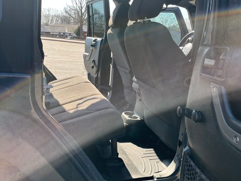 Used 2017 Jeep Wrangler Unlimited Sport w/ Connectivity Group AWD/4WD image 10