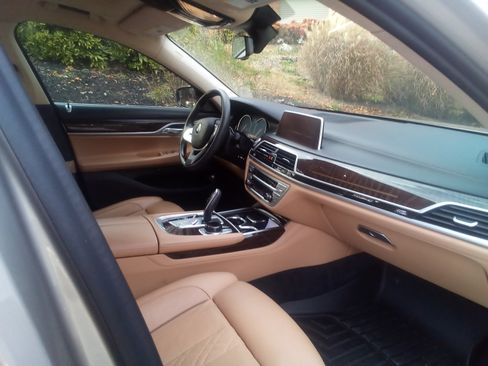 Used 2019 BMW 740i w/ Executive Package image 1