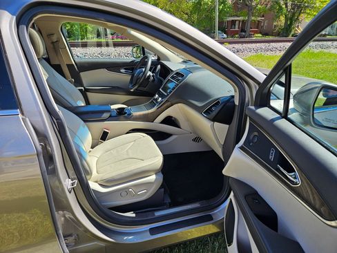Used 2016 Lincoln MKX Reserve w/ Technology Package AWD/4WD image 13