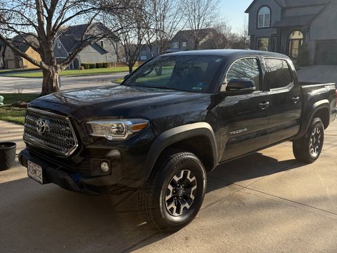 Used 2017 Toyota Tacoma TRD Off-Road w/ Tow Package (A/T) image 1