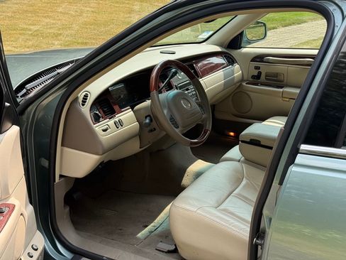 Used 2004 Lincoln Town Car Ultimate RWD image 15