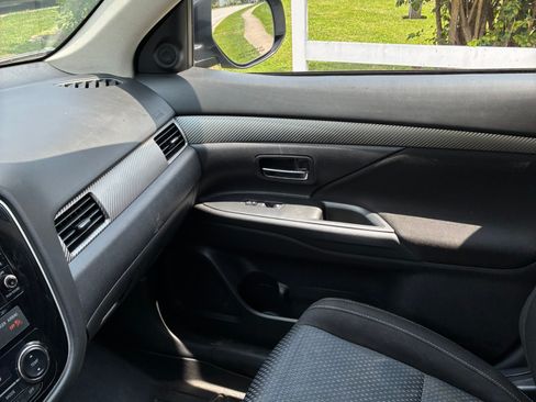 Used 2016 Mitsubishi Outlander SE AWD/4WD image 14