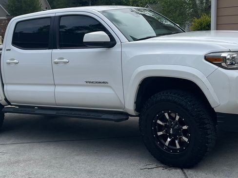 Used 2018 Toyota Tacoma SR5 RWD image 2