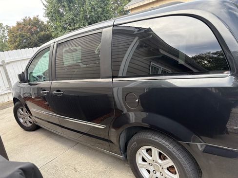 Used 2013 Chrysler Town & Country Touring image 5