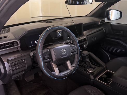 Used 2025 Toyota 4Runner SR5 AWD/4WD image 17
