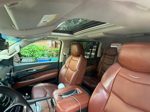 Used 2017 Cadillac Escalade ESV Luxury AWD/4WD image 14