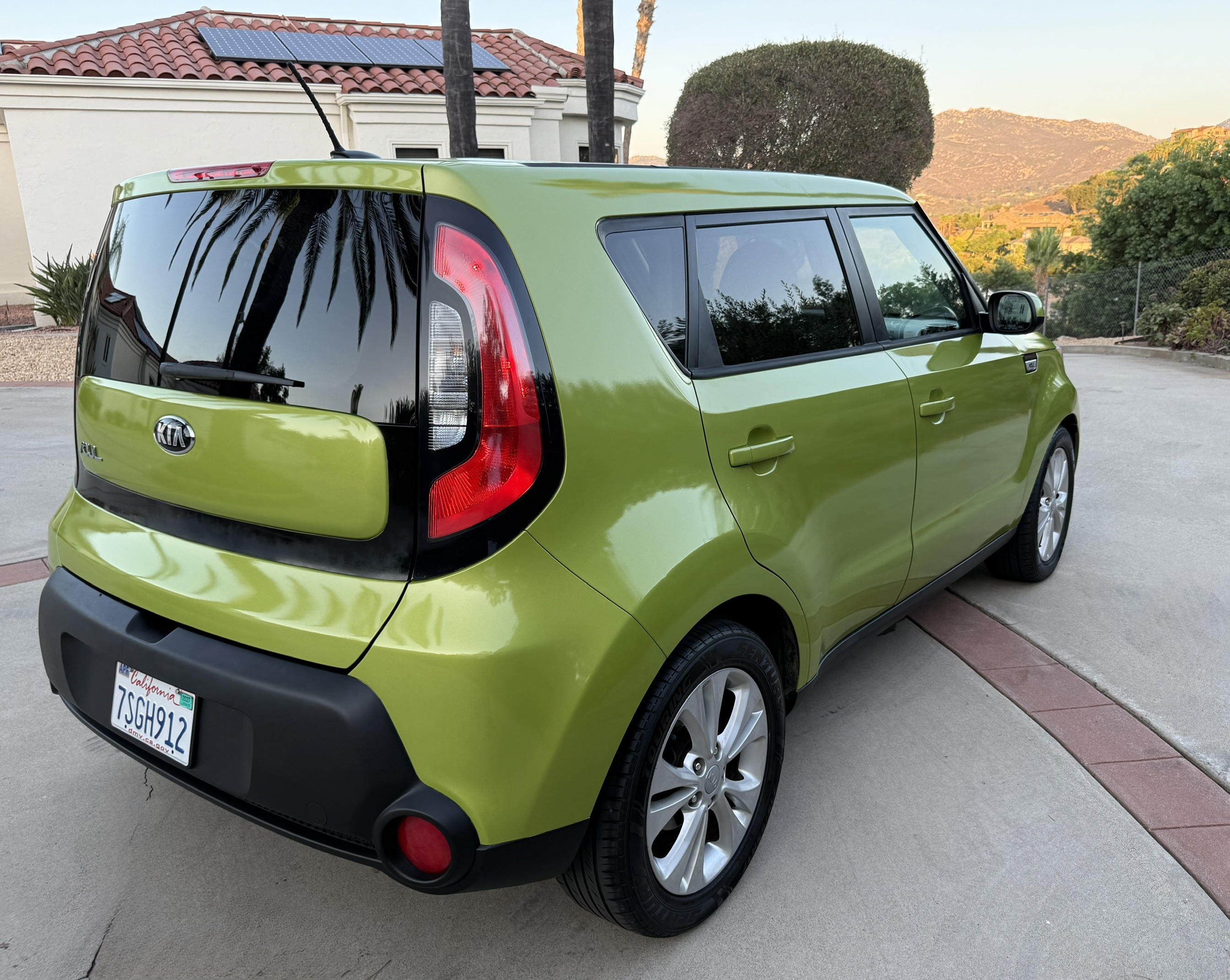 Used 2015 Kia Soul + FWD image 6