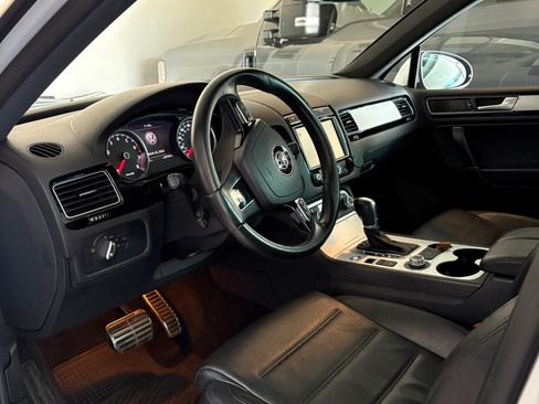 Used 2017 Volkswagen Touareg Wolfsburg Edition image 13