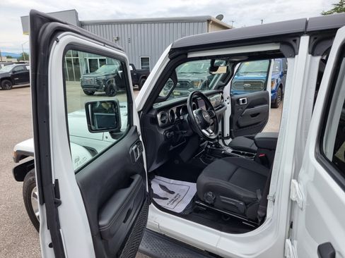 Used 2022 Jeep Wrangler Unlimited Sahara AWD/4WD image 13