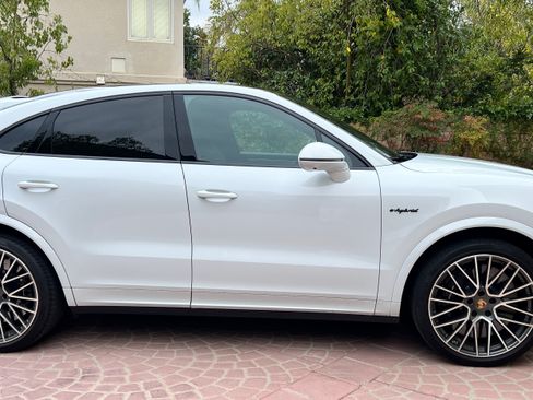 Used 2023 Porsche Cayenne Turbo S image 2