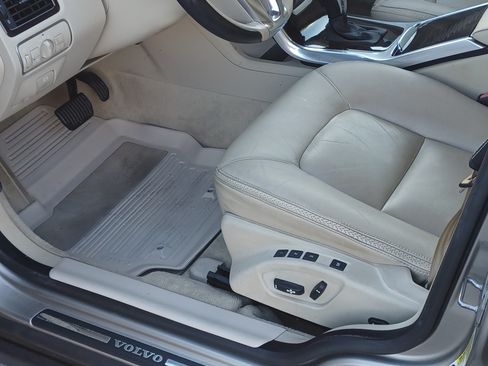 Used 2016 Volvo XC70 T5 Premier w/ Proximity Package image 6