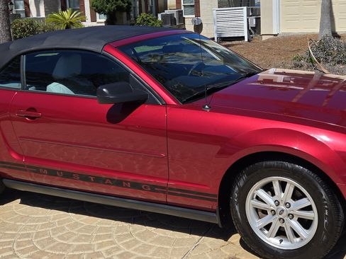 Used 2005 Ford Mustang Deluxe Convertible image 2