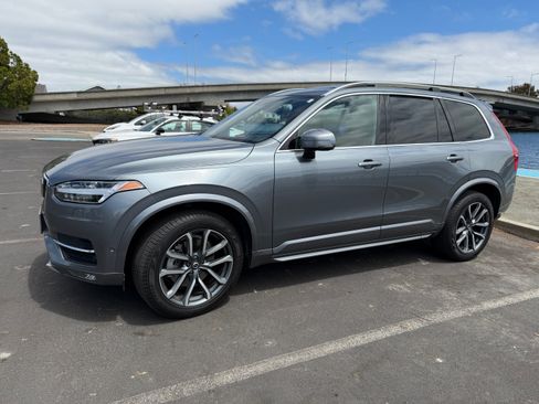 Used 2018 Volvo XC90 T6 Momentum w/ Convenience Package AWD/4WD image 2