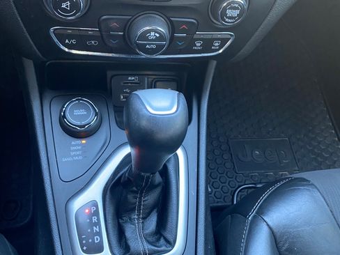 Used 2018 Jeep Cherokee Latitude Plus w/ Comfort/Convenience Group image 13