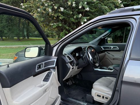 Used 2014 Ford Explorer Limited w/ Equipment Group 301A FWD image 9