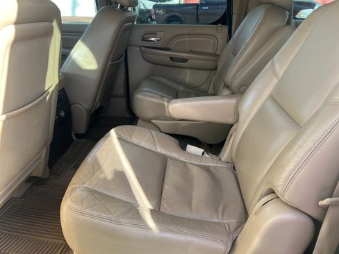 Used 2011 Cadillac Escalade ESV Premium image 9