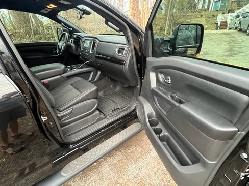 Used 2018 Nissan Titan SV image 14