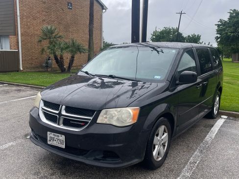 Used 2014 Dodge Grand Caravan SE w/ Quick Order Package 29E SE FWD image 2