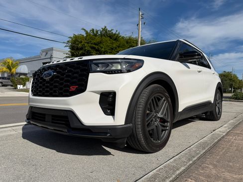Used 2025 Ford Explorer ST image 4