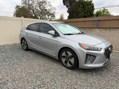 Used 2022 Hyundai Ioniq Limited FWD image 2