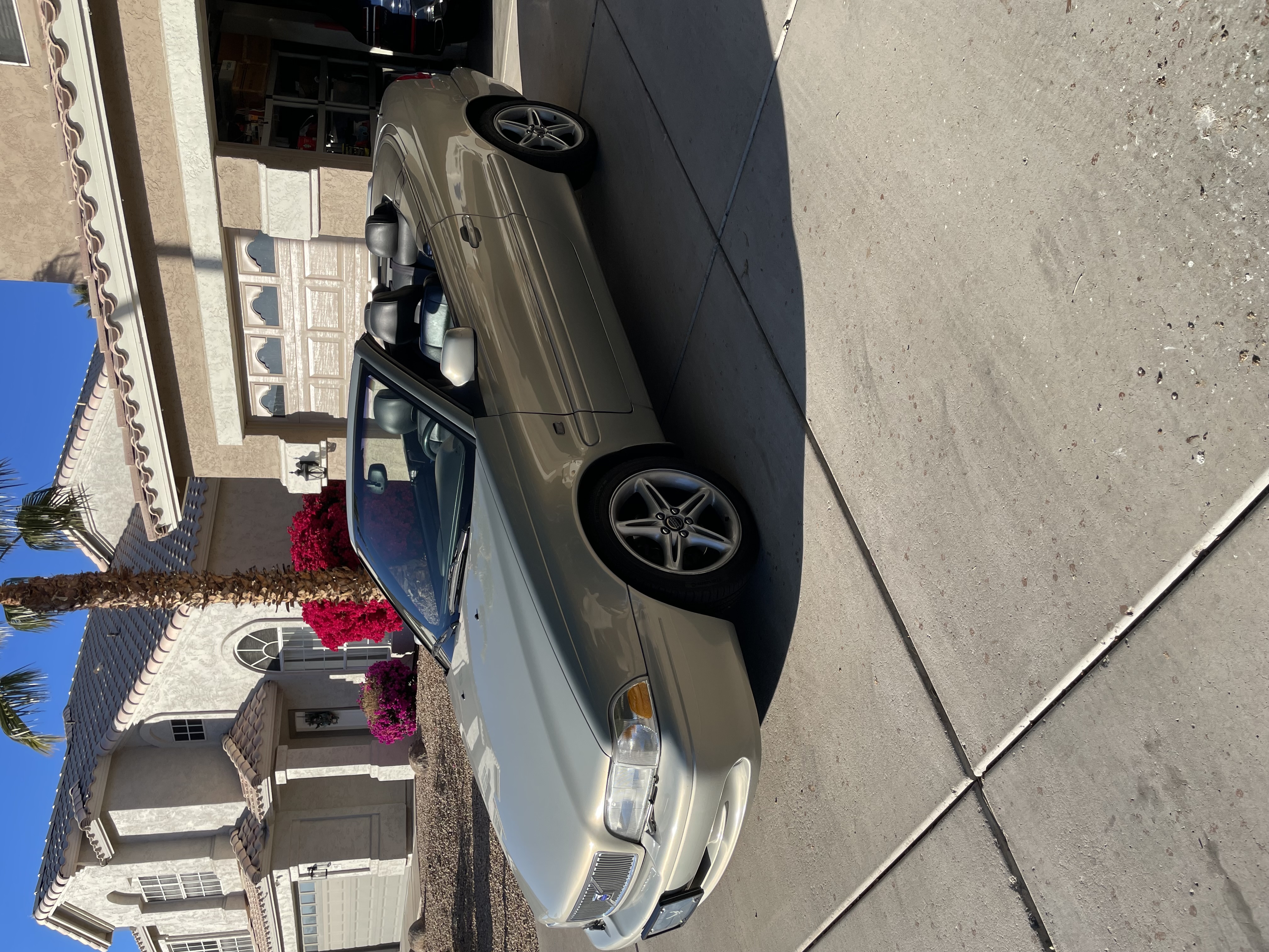 Used 2001 Volvo C70 HT FWD image 2