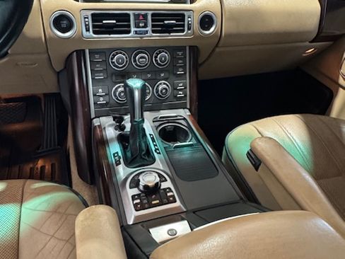 Used 2010 Land Rover Range Rover HSE LUX image 11