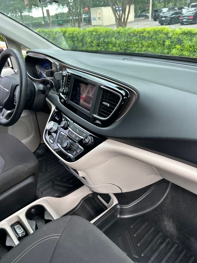 Used 2020 Chrysler Voyager L FWD image 22