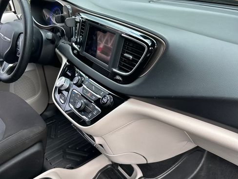 Used 2020 Chrysler Voyager L FWD image 22