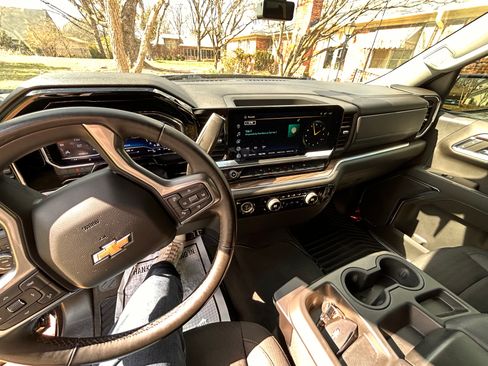 Used 2023 Chevrolet Silverado 1500 LT image 9