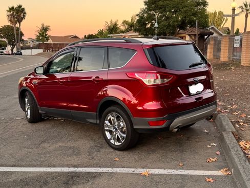 Used 2016 Ford Escape SE w/ Equipment Group 201A image 2
