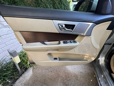 Used 2013 Jaguar XF image 12