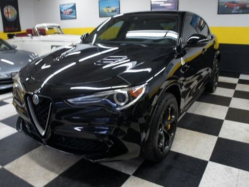 Used 2018 Alfa Romeo Stelvio Quadrifoglio image 11