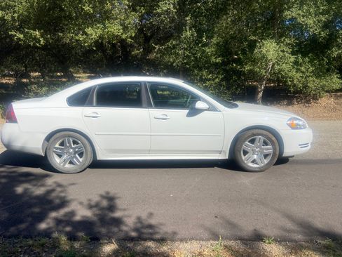 Used 2015 Chevrolet Impala LT w/ LT Sunroof Package image 4