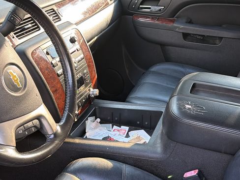 Used 2013 Chevrolet Suburban LT RWD image 4