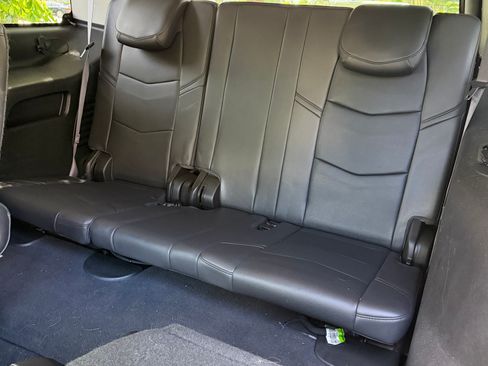 Used 2015 Cadillac Escalade Luxury RWD image 11