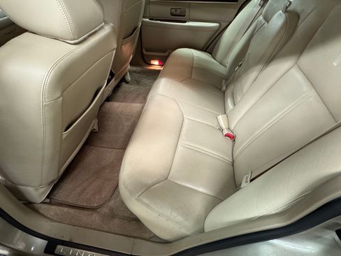 Used 2011 Lincoln Town Car Signature Limited image 13