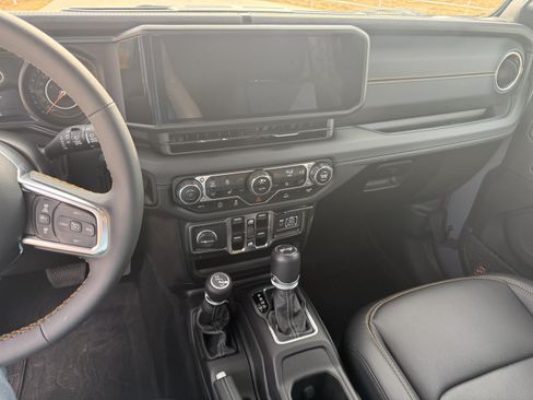 Used 2024 Jeep Wrangler Unlimited Sahara w/ Technology Group image 11