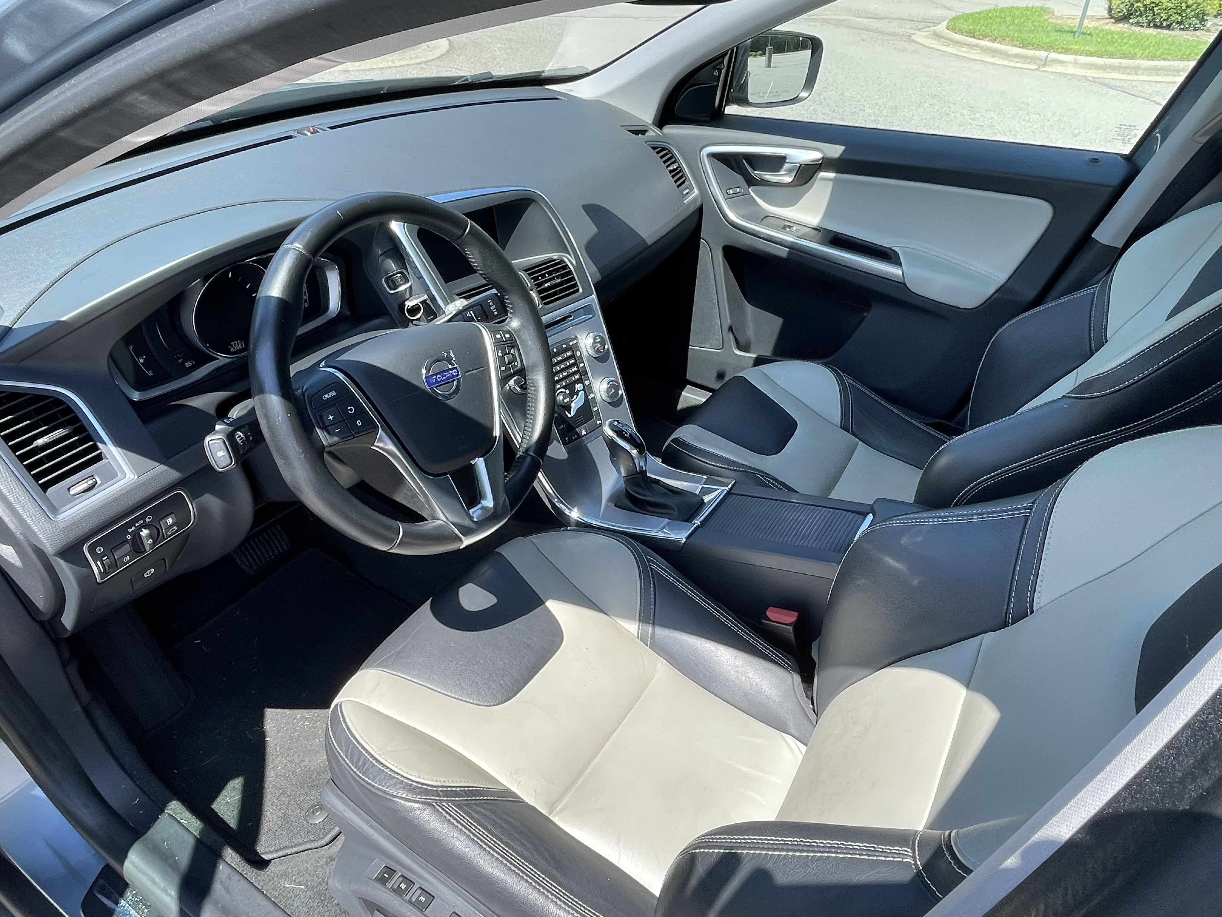 Used 2017 Volvo XC60 T5 Dynamic w/ Preferred Option Package FWD image 6