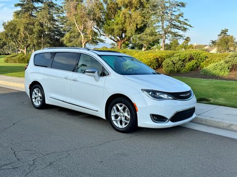 Used 2020 Chrysler Pacifica Limited image 5