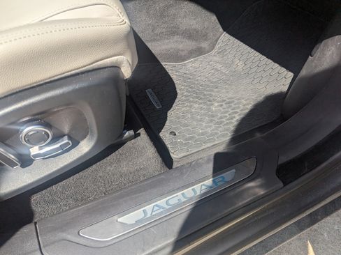 Used 2019 Jaguar F-PACE Prestige image 28