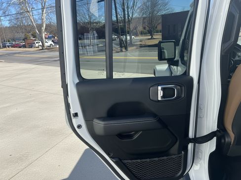 Used 2022 Jeep Gladiator Rubicon w/ LED Lighting Group image 17