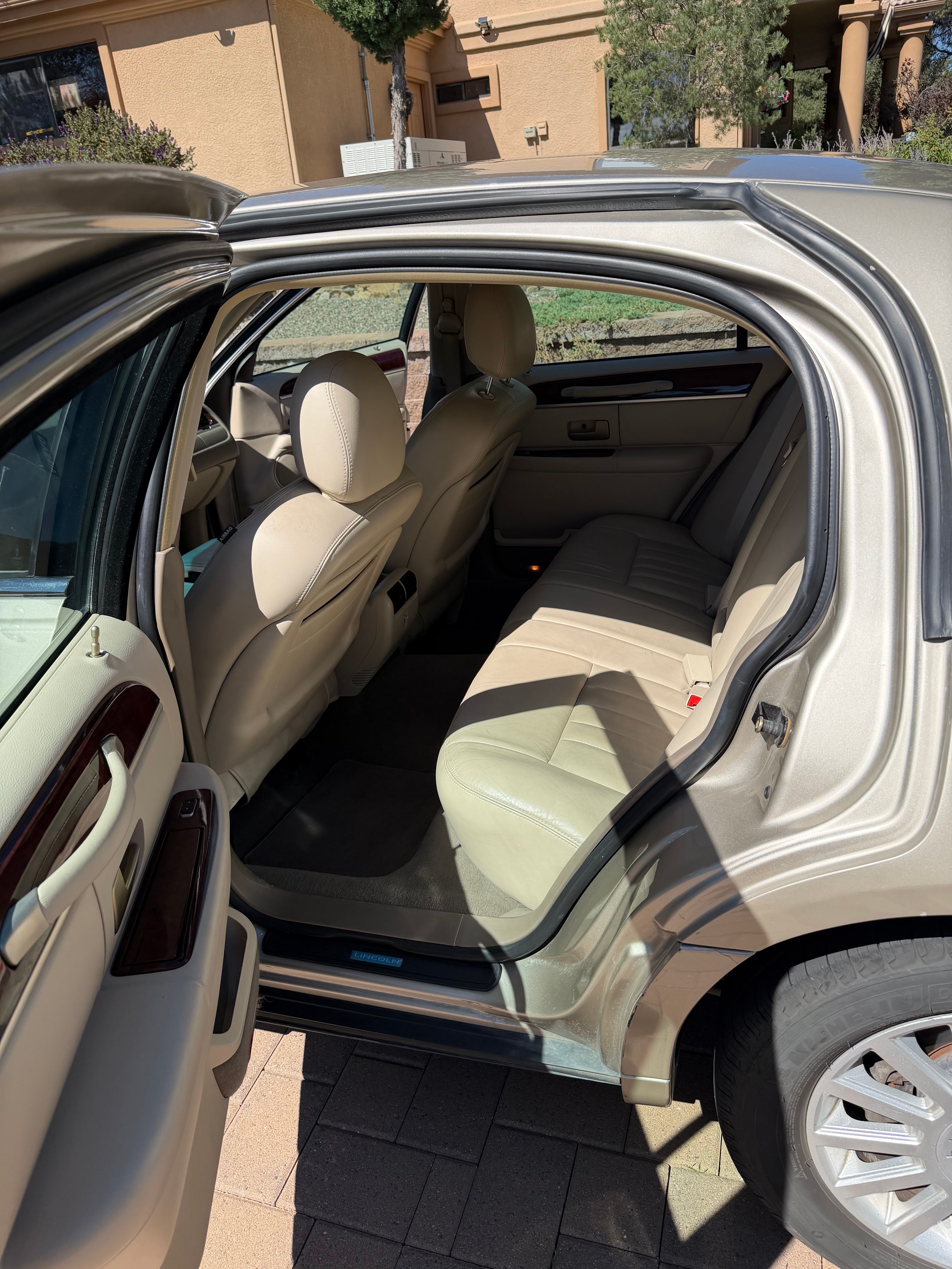 Used 2005 Lincoln Town Car Signature RWD image 12